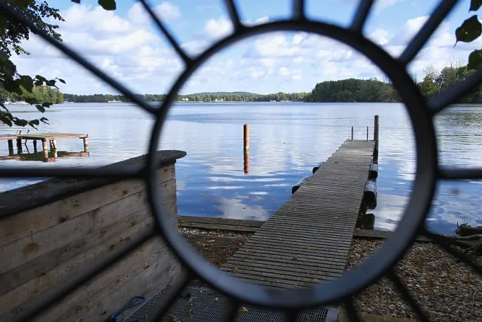 Gerahmter Druck : Blick über den Scharmützelsee mit einem Steg. Gerahmter Druck : Blick über den Scharmützelsee mit einem Steg.