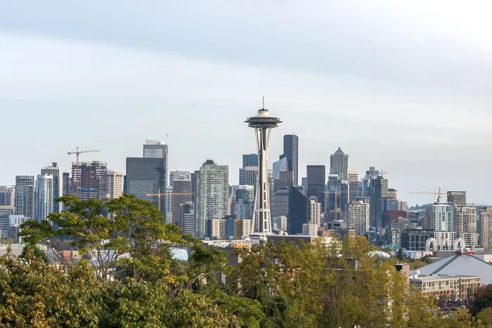 Gerahmter Druck : Blick über Seattle, Skyline mit Space-Needle-Observationsturm. Gerahmter Druck : Blick über Seattle, Skyline mit Space-Needle-Observationsturm.