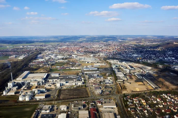 Gerahmter Druck : Blick vom Himmel auf Neumarkt Gerahmter Druck : Blick vom Himmel auf Neumarkt