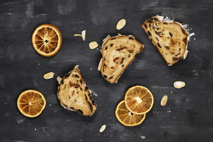 Gerahmter Druck : Obenansicht von einer Scheibe deutscher Stollenkuchen. Gerahmter Druck : Obenansicht von einer Scheibe deutscher Stollenkuchen.