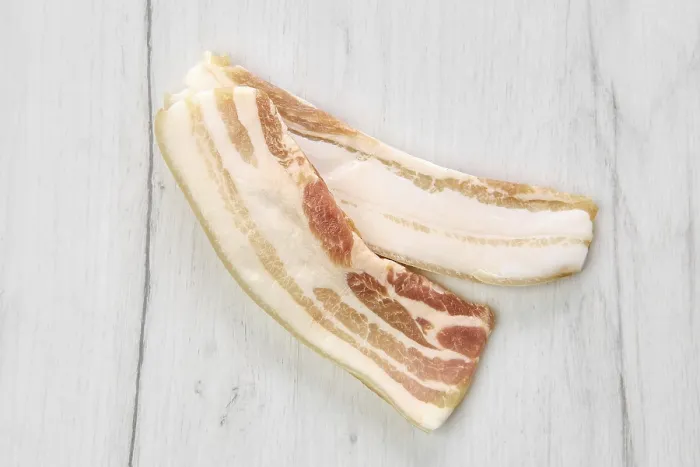 Gerahmter Druck : Zwei Scheiben Speck auf einem Tisch, von oben gesehen. Gerahmter Druck : Zwei Scheiben Speck auf einem Tisch, von oben gesehen.
