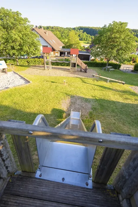 Gerahmter Druck : Blick von oben auf eine Rutsche, umgeben von Grün und Himmel. Gerahmter Druck : Blick von oben auf eine Rutsche, umgeben von Grün und Himmel.