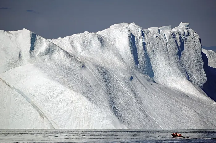 Gerahmter Druck : Ansicht eines kleinen Bootes vor der Eisschwelle. Gerahmter Druck : Ansicht eines kleinen Bootes vor der Eisschwelle.