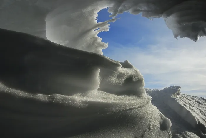 Gerahmter Druck : Ein Blick aus einer Schneehöhle. Gerahmter Druck : Ein Blick aus einer Schneehöhle.