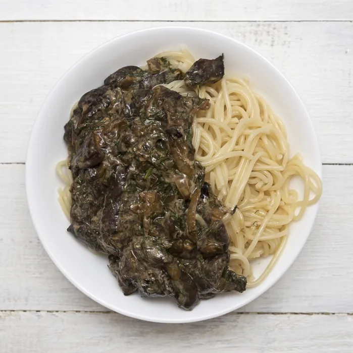 Gerahmter Druck : Obenansicht von Spaghetti mit Waldpilzen. Gerahmter Druck : Obenansicht von Spaghetti mit Waldpilzen.