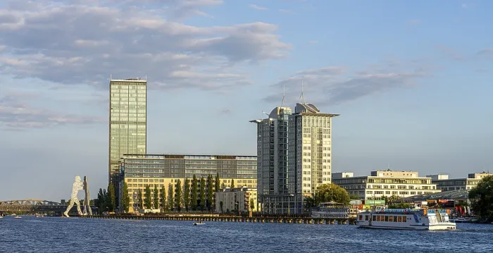 Gerahmter Druck : Blick vom Spree auf Treptow. Gerahmter Druck : Blick vom Spree auf Treptow.