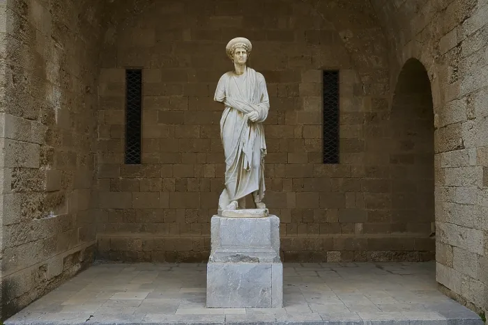 Gerahmter Druck : Vollansicht einer Statue auf einem Säulen in historischem Kontext. Gerahmter Druck : Vollansicht einer Statue auf einem Säulen in historischem Kontext.