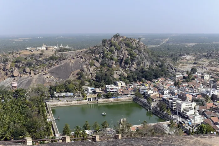 Gerahmter Druck : Blick von der Spitze der Statue, Gomateshwara-Statue Gerahmter Druck : Blick von der Spitze der Statue, Gomateshwara-Statue
