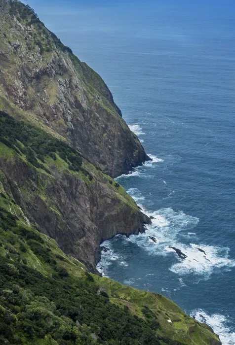 Gerahmter Druck : Blick auf steile Klippen, Küste und Meer. Gerahmter Druck : Blick auf steile Klippen, Küste und Meer.