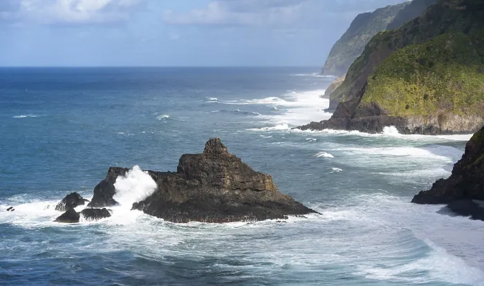 Gerahmter Druck : Blick auf steile Klippen und Küste mit Meer. Gerahmter Druck : Blick auf steile Klippen und Küste mit Meer.