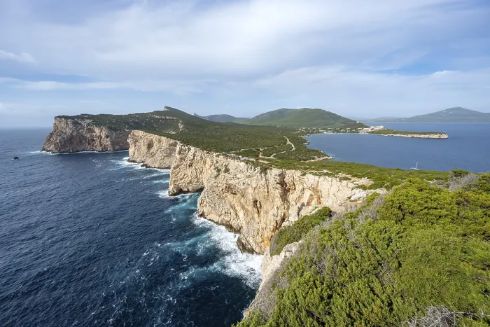 Gerahmter Druck : Blick auf steile Klippen am Meer. Gerahmter Druck : Blick auf steile Klippen am Meer.