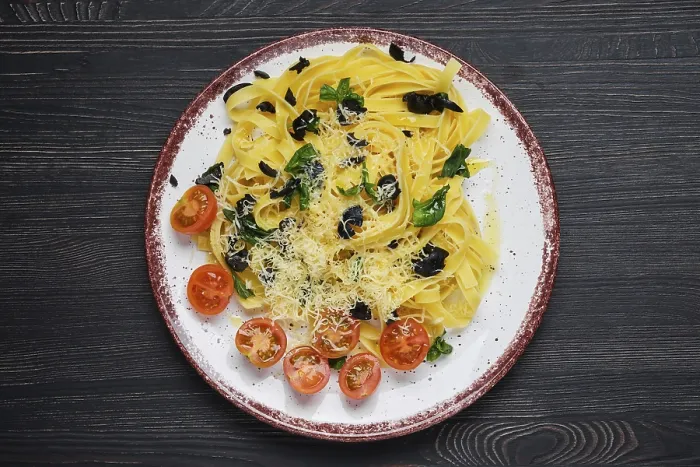 Gerahmter Druck : Obenansicht von Tagliatelle mit Tomate. Gerahmter Druck : Obenansicht von Tagliatelle mit Tomate.
