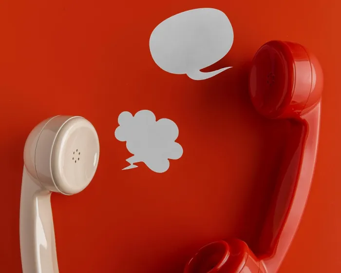 Gerahmter Druck : Oberansicht Telefonempfänger mit Chatblasen. Gerahmter Druck : Oberansicht Telefonempfänger mit Chatblasen.
