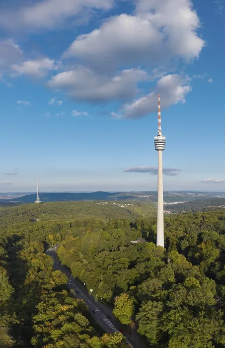 Gerahmter Druck : Blick auf einen Fernsehturm über einem dichten Wald. Gerahmter Druck : Blick auf einen Fernsehturm über einem dichten Wald.