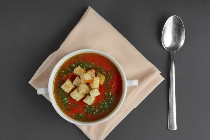 Gerahmter Druck : Obenansicht von Tomatensuppe mit Crackern. Gerahmter Druck : Obenansicht von Tomatensuppe mit Crackern.