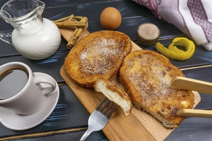 Gerahmter Druck : Blick von oben auf einige Torrijas mit Kaffee. Gerahmter Druck : Blick von oben auf einige Torrijas mit Kaffee.