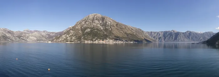 Gerahmter Druck : Blick auf die Stadt Perast, Panoramabild. Gerahmter Druck : Blick auf die Stadt Perast, Panoramabild.