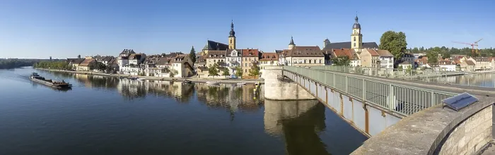Gerahmter Druck : Ansicht des Stadtbildes am Main mit St. Gerahmter Druck : Ansicht des Stadtbildes am Main mit St.