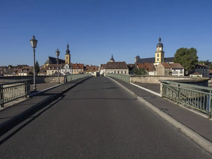 Gerahmter Druck : Ansicht des Ortsbildes am Main mit St. Gerahmter Druck : Ansicht des Ortsbildes am Main mit St.