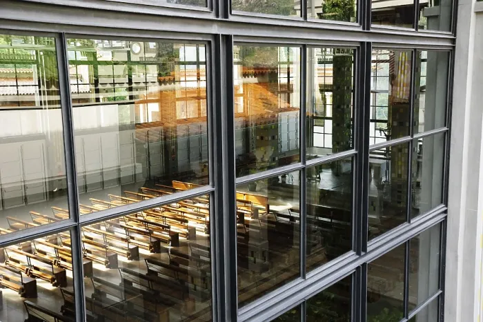Gerahmter Druck : Blick durch transparente Fenster in einem modernen Gebäude. Gerahmter Druck : Blick durch transparente Fenster in einem modernen Gebäude.