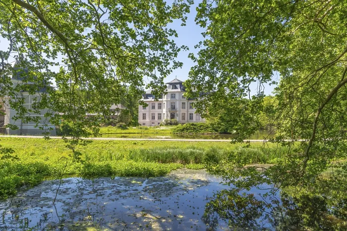 Gerahmter Druck : Ansicht von Turnich Castle mit Wassergraben. Gerahmter Druck : Ansicht von Turnich Castle mit Wassergraben.