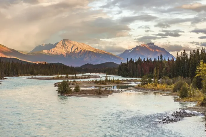 Gerahmter Druck : Blick auf ein Tal mit Fluss, Icefields Parkway. Gerahmter Druck : Blick auf ein Tal mit Fluss, Icefields Parkway.