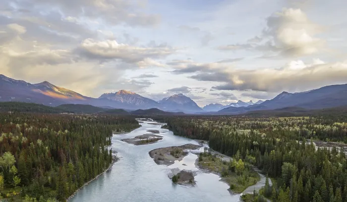 Gerahmter Druck : Blick auf ein Tal mit Fluss, Icefields Parkway. Gerahmter Druck : Blick auf ein Tal mit Fluss, Icefields Parkway.