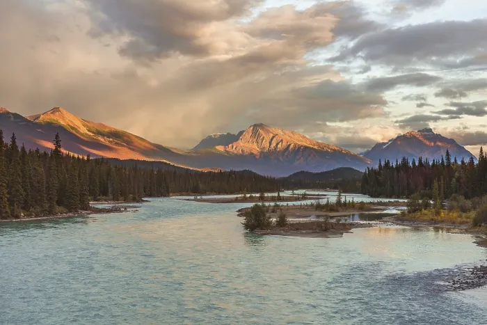 Gerahmter Druck : Blick auf ein Tal mit Fluss, Icefields Parkway. Gerahmter Druck : Blick auf ein Tal mit Fluss, Icefields Parkway.