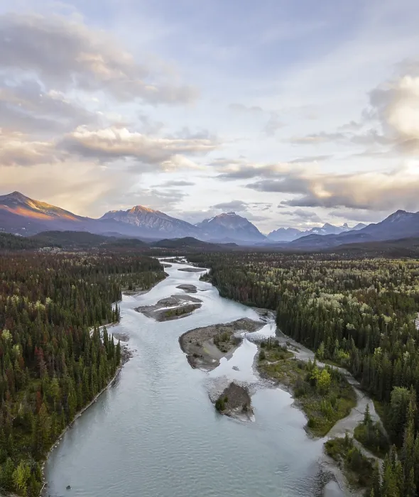 Gerahmter Druck : Blick auf einen Tal mit Fluss, Icefields Parkway. Gerahmter Druck : Blick auf einen Tal mit Fluss, Icefields Parkway.