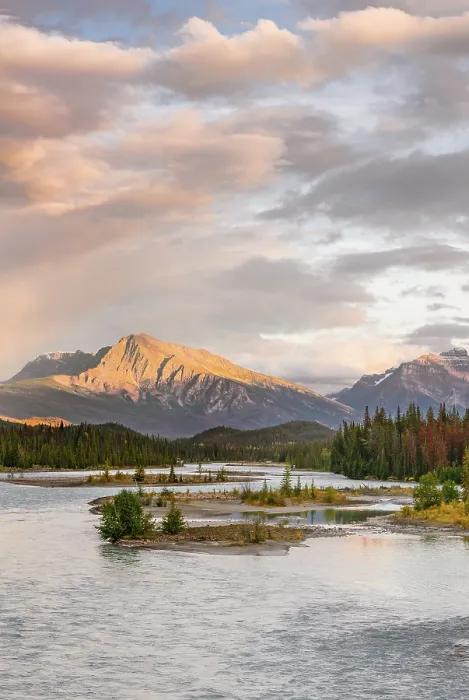 Gerahmter Druck : Blick auf ein Tal mit Fluss, Icefields Parkway. Gerahmter Druck : Blick auf ein Tal mit Fluss, Icefields Parkway.