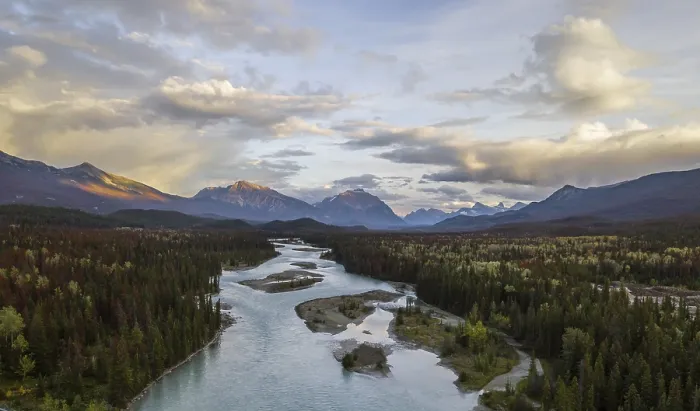 Gerahmter Druck : Blick auf ein Tal mit Fluss, Icefields Parkway. Gerahmter Druck : Blick auf ein Tal mit Fluss, Icefields Parkway.