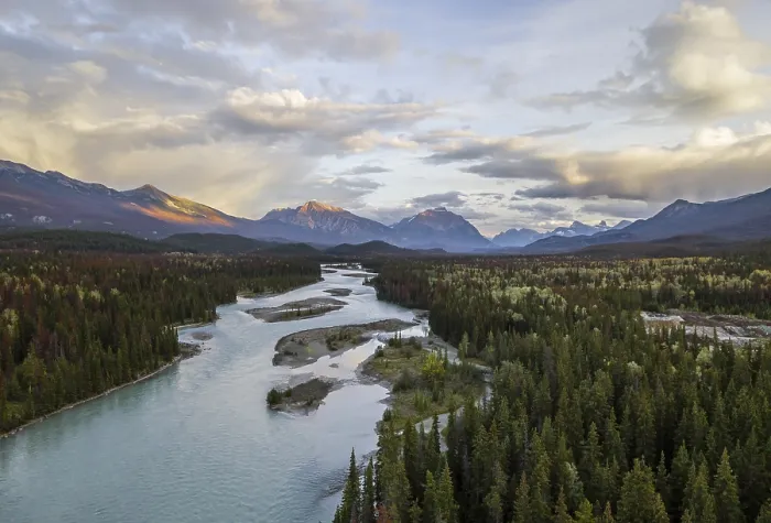 Gerahmter Druck : Blick auf eine Talsenke mit Fluss, Icefields Parkway. Gerahmter Druck : Blick auf eine Talsenke mit Fluss, Icefields Parkway.