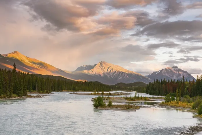 Gerahmter Druck : Blick auf ein Tal mit Fluss, Icefields Parkway. Gerahmter Druck : Blick auf ein Tal mit Fluss, Icefields Parkway.