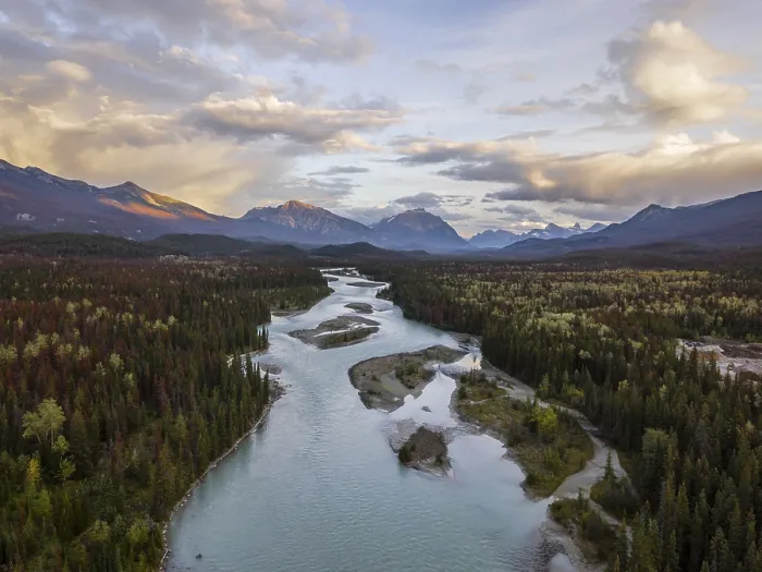 Gerahmter Druck : Blick auf einen Tal mit Fluss, Icefields Parkway. Gerahmter Druck : Blick auf einen Tal mit Fluss, Icefields Parkway.