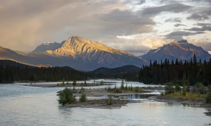 Gerahmter Druck : Blick auf einen Tal mit Fluss, Berge im Abendlicht. Gerahmter Druck : Blick auf einen Tal mit Fluss, Berge im Abendlicht.
