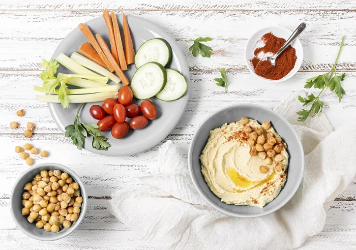 Gerahmter Druck : Obenansicht Gemüse mit Hummus. Gerahmter Druck : Obenansicht Gemüse mit Hummus.