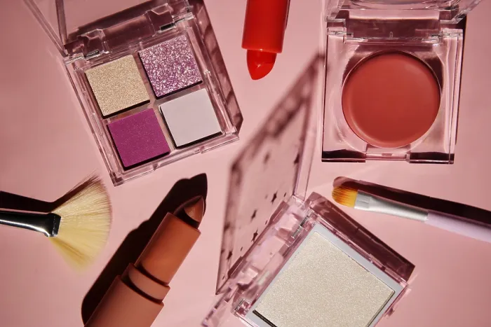 Gerahmter Druck : Obenansicht eines lebhaften Make-up-Sets auf rosa Hintergrund. Gerahmter Druck : Obenansicht eines lebhaften Make-up-Sets auf rosa Hintergrund.