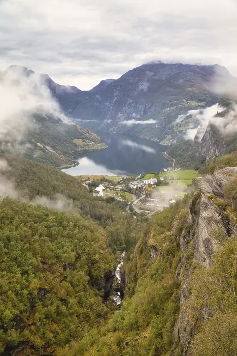 Gerahmter Druck : Blick vom Aussichtspunkt Flydalsjuvet Gerahmter Druck : Blick vom Aussichtspunkt Flydalsjuvet