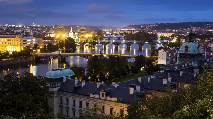 Gerahmter Druck : Blick auf die Vltava, Stadtlandschaft am Abend. Gerahmter Druck : Blick auf die Vltava, Stadtlandschaft am Abend.