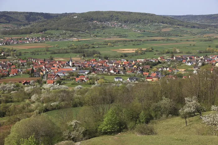 Gerahmter Druck : Blick vom Walberla-Felsen auf Ebermannstadt. Gerahmter Druck : Blick vom Walberla-Felsen auf Ebermannstadt.