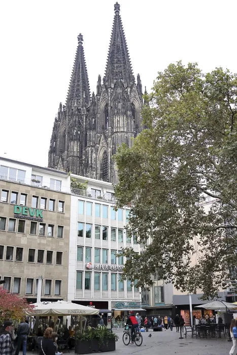 Gerahmter Druck : Blick über den Wallrafplatz auf den Kölner Dom. Gerahmter Druck : Blick über den Wallrafplatz auf den Kölner Dom.