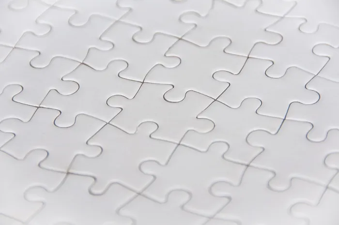 Gerahmter Druck : Seitenansicht eines weißen Puzzle. Gerahmter Druck : Seitenansicht eines weißen Puzzle.