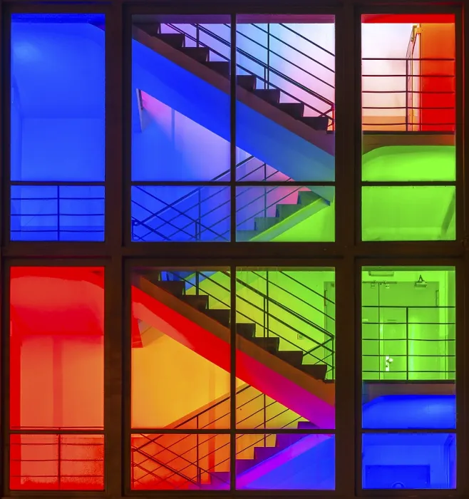 Gerahmter Druck : Blick durch die Fenster einer hell erleuchteten Treppe. Gerahmter Druck : Blick durch die Fenster einer hell erleuchteten Treppe.