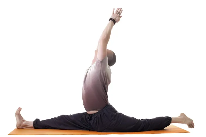 Gerahmter Druck : Seitenansicht eines Yogalehrers, der sich auf einer Aufteilung abstützt. Gerahmter Druck : Seitenansicht eines Yogalehrers, der sich auf einer Aufteilung abstützt.