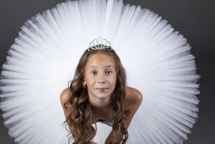 Gerahmter Druck : Obenansicht einer jungen Balletttänzerin, die auf die Kamera schaut. Gerahmter Druck : Obenansicht einer jungen Balletttänzerin, die auf die Kamera schaut.