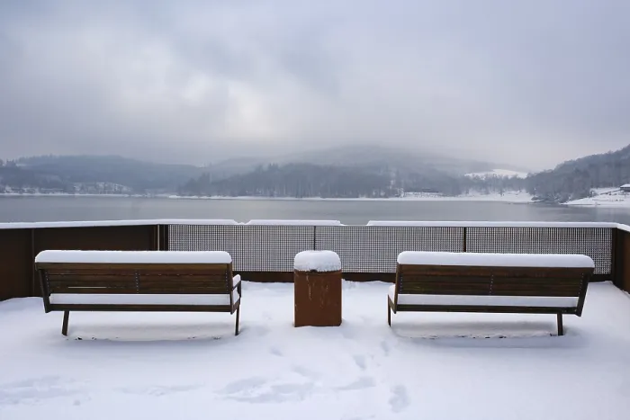 Gerahmter Druck : Blickpunkt mit Schnee am Hennesee. Gerahmter Druck : Blickpunkt mit Schnee am Hennesee.
