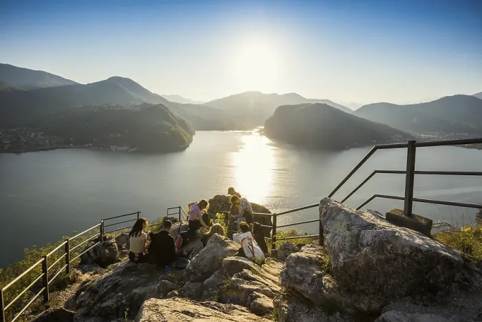 Gerahmter Druck : Blickpunkt mit Blick auf See und Berge. Gerahmter Druck : Blickpunkt mit Blick auf See und Berge.