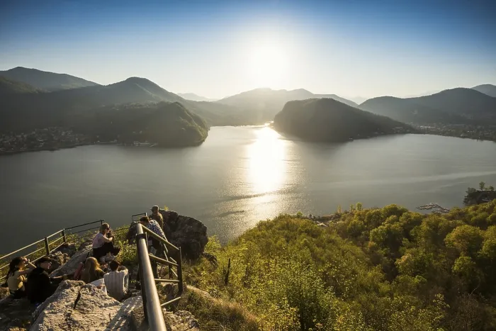 Gerahmter Druck : Blickpunkt mit Blick auf See und Berge. Gerahmter Druck : Blickpunkt mit Blick auf See und Berge.
