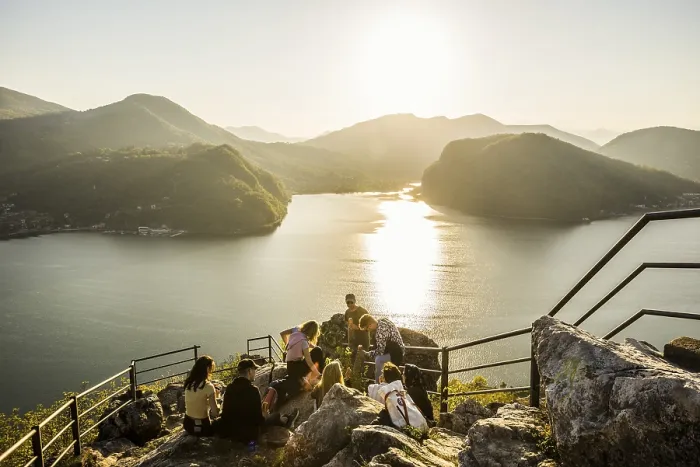 Gerahmter Druck : Blickpunkt mit Blick auf See und Berge. Gerahmter Druck : Blickpunkt mit Blick auf See und Berge.