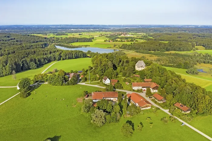 Gerahmter Druck : Dorf Harmating mit Burg Harmating und Harmatinger Weiher Gerahmter Druck : Dorf Harmating mit Burg Harmating und Harmatinger Weiher